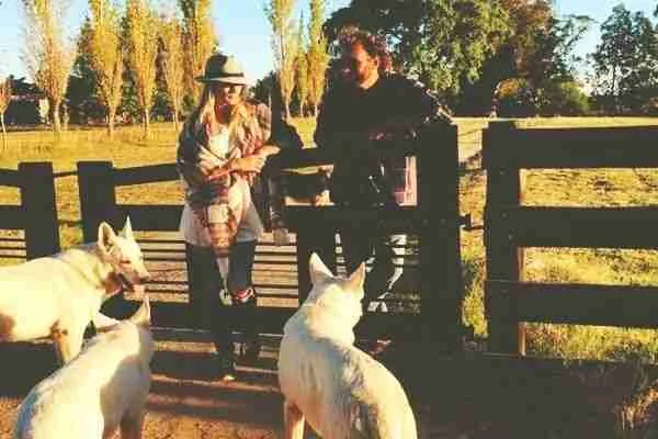 La Vigna un lugar encantado en Colonia - Uruguay La Vigna Eco Life Style La Vigna no es solo un lugar, es un estilo de vida, naturaleza, paz, tranquilidad, familia, amigos que se juntan, vida… Simbiótica conjunción de la Simpleza en su más sofisticada evolución y la Contemporaneidad razonante del Bon Vivant Rural. Sosiego, Elixir, Glamour y Pureza…
