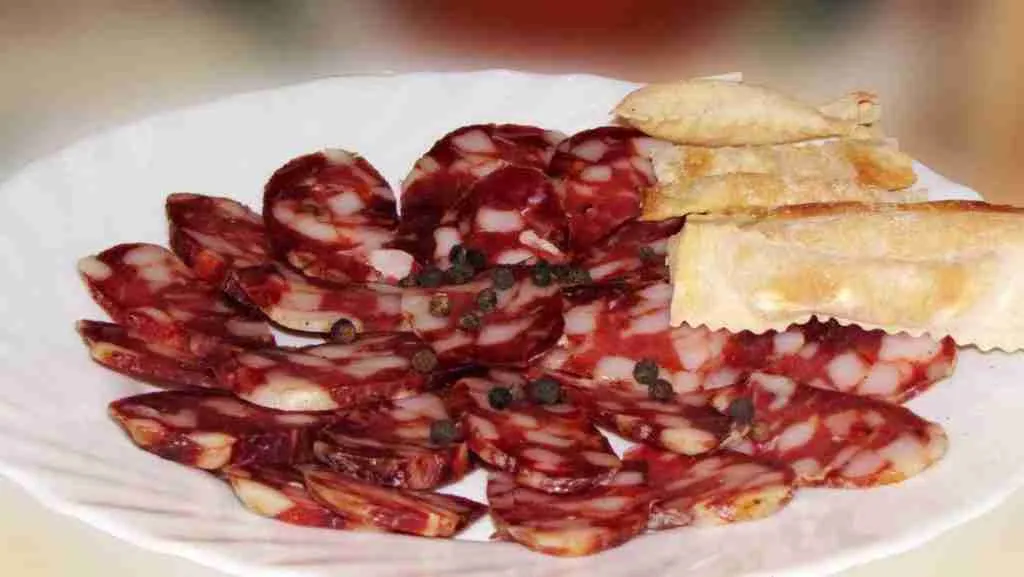 Los Chorizos Secos son elaborados con una cuidada selección de carne de cerdo y de novillo y condimentada con sal, pimienta, ají molido, orégano seco, vino y ajo. La perfecta combinación de las carnes de cerdo y novillo con una adecuada proporción de tocino y una curación tradicional, hacen que se obtenga un producto natural y de calidad, con elevado valor calórico y proteína de alto valor biológico y con unas características organolépticas especiales.