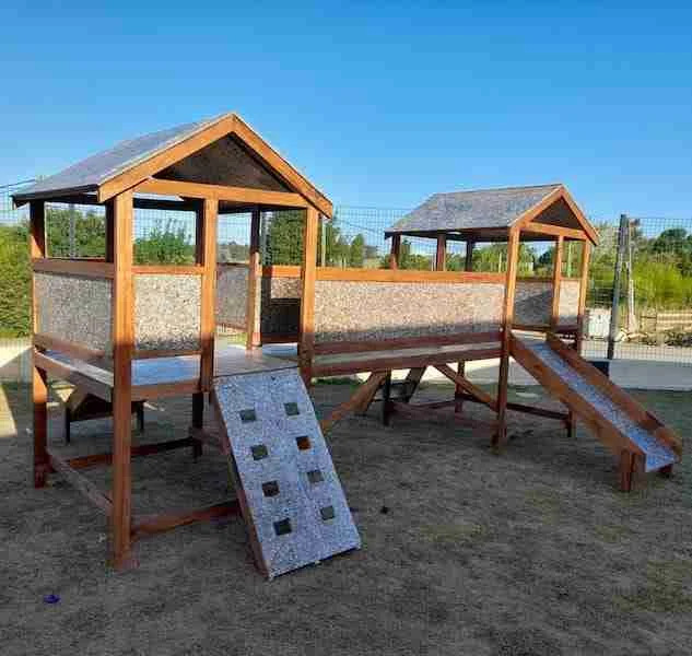 URUPLAC la madera ecológica 8 URUPLAC la madera ecológica. Esta es una nueva industria de reciclado que genera mano de obra y a la vez devuelve una infinidad de recursos como viviendas sostenibles y a las áreas que más necesitan, viviendas de bajos costos a mitad de precio que el actual.