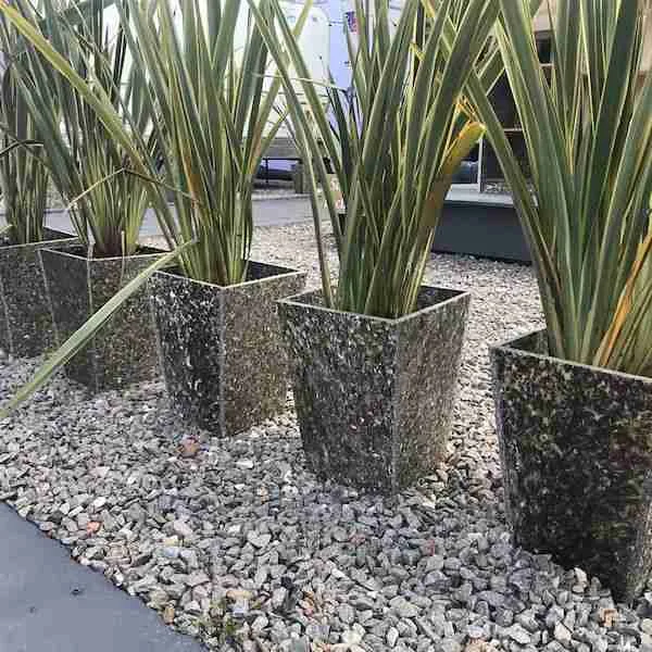 URUPLAC la madera ecológica 9 URUPLAC la madera ecológica. Esta es una nueva industria de reciclado que genera mano de obra y a la vez devuelve una infinidad de recursos como viviendas sostenibles y a las áreas que más necesitan, viviendas de bajos costos a mitad de precio que el actual.