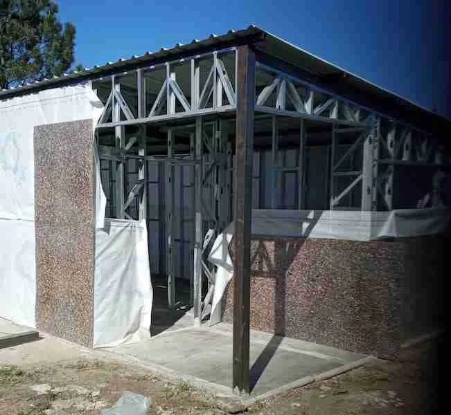 URUPLAC la madera ecológica. Esta es una nueva industria de reciclado que genera mano de obra y a la vez devuelve una infinidad de recursos como viviendas sostenibles y a las áreas que más necesitan, viviendas de bajos costos a mitad de precio que el actual.