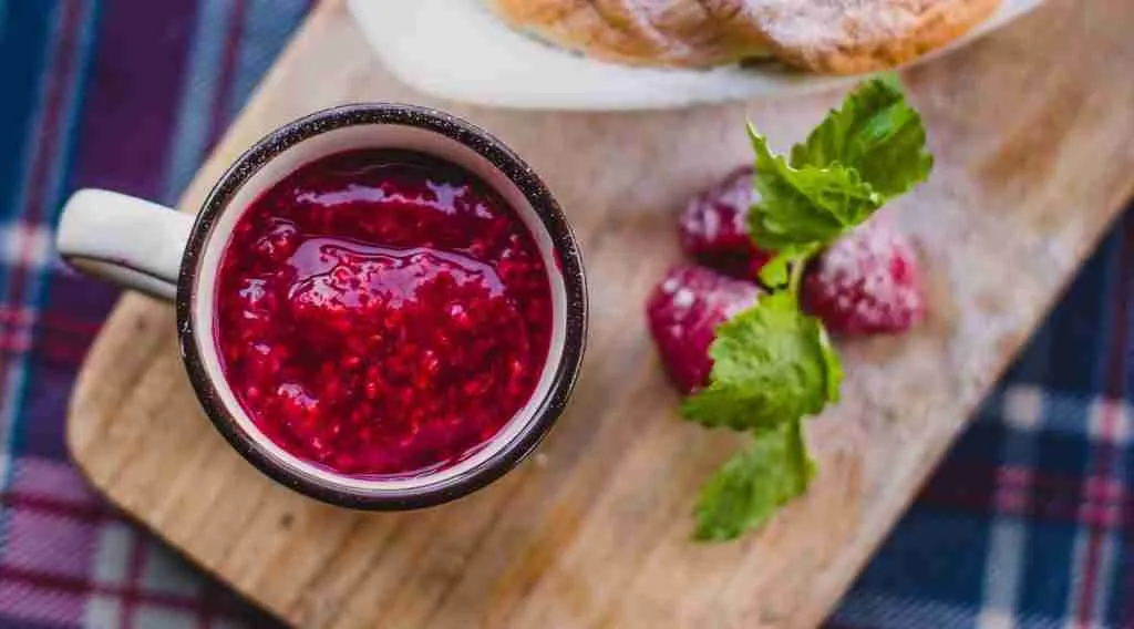 Las Conservas Caseras, son tan antiguas como el ser humano. Estas prácticas respondían a la necesidad de acumular alimentos en las épocas de abundancia para contar con ellos durante la escasez. A través de la observación y la experiencia se aprendió que el frío o el sol (el calor) aumentaban el tiempo de conservación de los alimentos, posteriormente se fueron agregando conservantes naturales como la sal, el vinagre y azúcar.