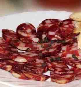 Los Chorizos Secos son elaborados con una cuidada selección de carne de cerdo y de novillo y condimentada con sal, pimienta, ají molido, orégano seco, vino y ajo.