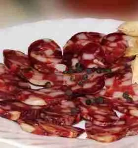 Los Chorizos Secos son elaborados con una cuidada selección de carne de cerdo y de novillo y condimentada con sal, pimienta, ají molido, orégano seco, vino y ajo.