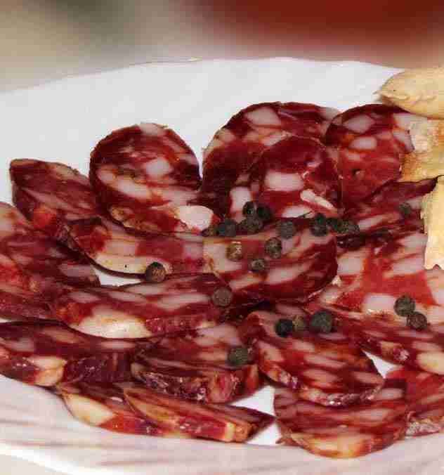 Los Chorizos Secos son elaborados con una cuidada selección de carne de cerdo y de novillo y condimentada con sal, pimienta, ají molido, orégano seco, vino y ajo.
