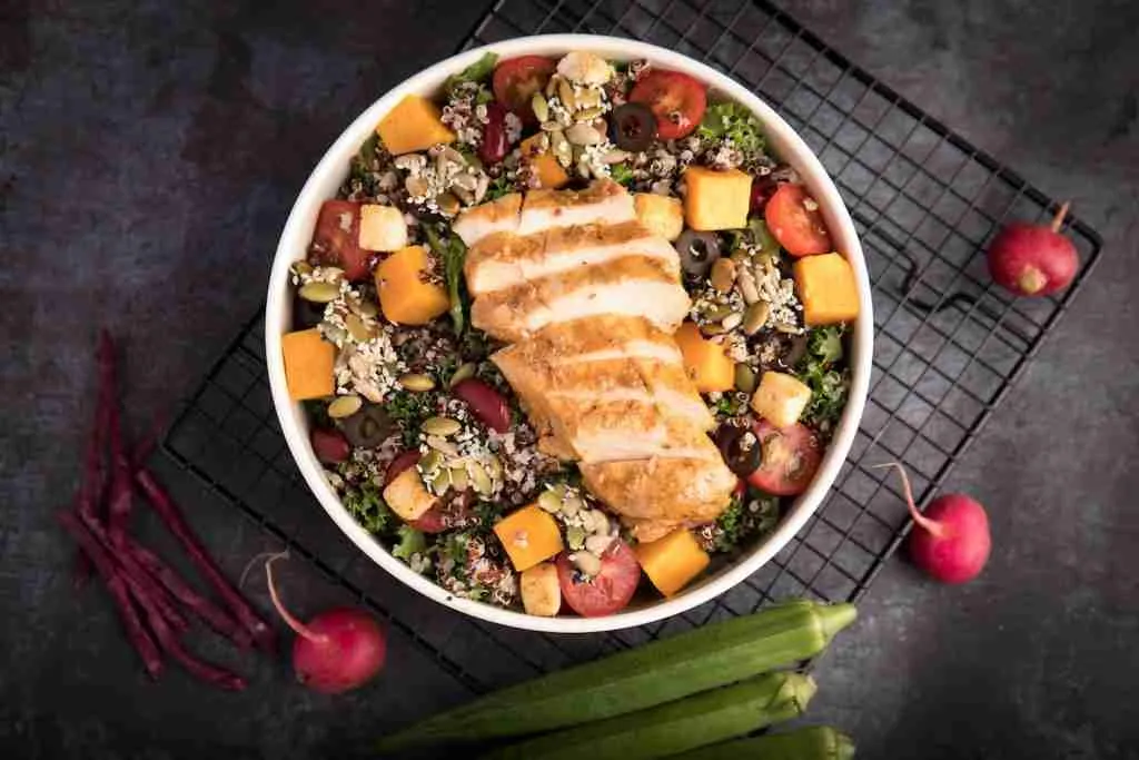Balance Alimentario 9 ensalada de vegetales y pollo con mix de semillas de La Cocina de Gualberto