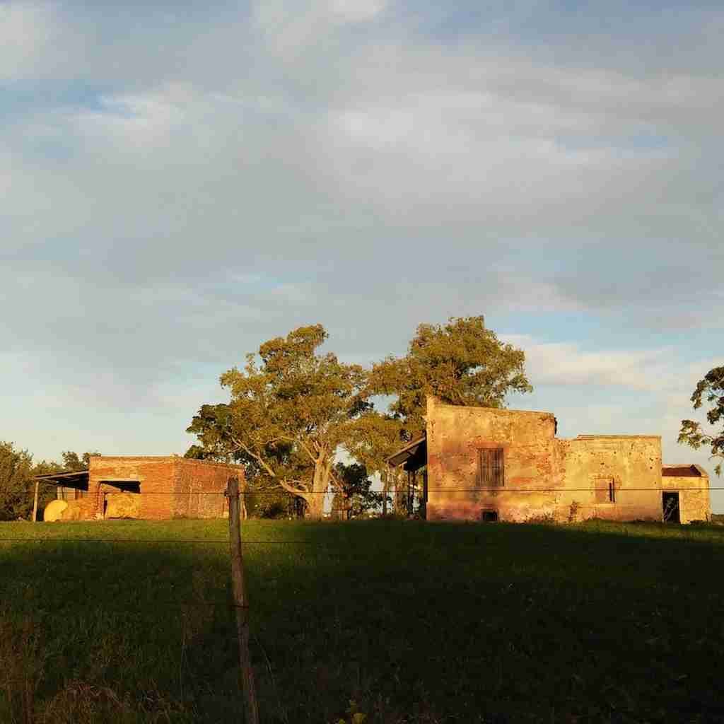 Cicloturismo un deporte para disfrutar. Casa rural abandonada en las afueras de Rosario