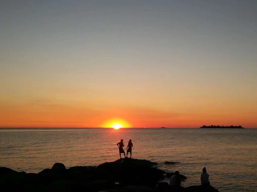 Deportes y Viajes desde Las Redes. Atardecer en el Ríoo de La Plata. Rambla de Colonia del Sacramento, Colonia, Uruguay. Foto Gualberto Magallanes