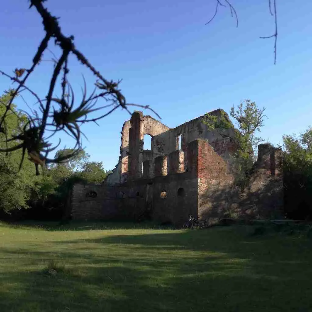 Deportes y Viajes desde Las Redes Cicloturismo un deporte para disfrutar. Molino Quemado, edificación abandonada de un antiguo molino de granos, ubicado sobre las orillas del Río Rosario.