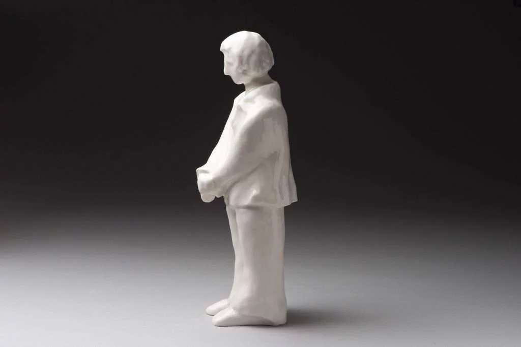 lo sólido, la data 8 lo sólido, la data. Las obras de la exposición “lo sólido, la data” reflexionan sobre los fenómenos subterráneos, de origen humano, que son responsables de asignar otro estatus a las cosas, los organismos y las especies que nos rodean. Obra de Josefina Guilisasti