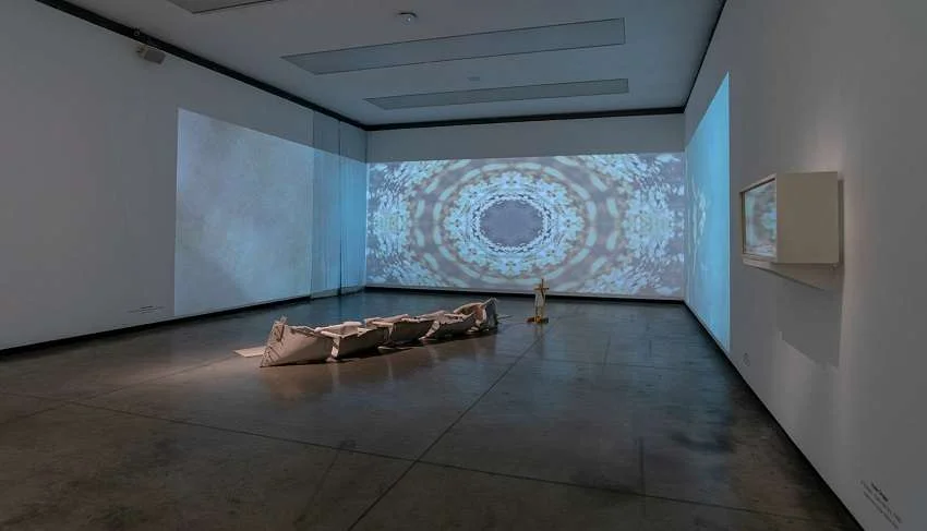 El Dorado: Un Terrirorio. Fundación Proa 10 El Dorado: Un Terrirorio. Fundación Proa. La Fundación Proa presenta su nueva exposición «El Dorado: Un Terrirorio«, que se centra en el mito de la riqueza ilimitada que caracterizó la conquista de América. La muestra, que se puede visitar desde abril hasta agosto de 2023, presenta obras y cosmovisiones de artistas latinoamericanos que representan la diversidad de alimentos, materiales y culturas que se encontraron en el continente.