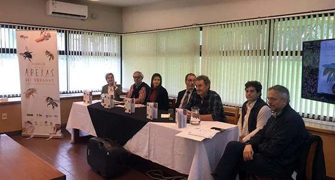Mucho más que miel: abejas de Uruguay. Un nuevo libro sobre la importancia de las abejas en Uruguay fue presentado el 5 de junio de 2023 en el Ministerio de Agricultura de Uruguay. El libro, titulado «Mucho más que miel: abejas de Uruguay», fue escrito por el Dr. Juan Carlos Pazos, profesor de entomología de la Universidad de la República de Uruguay. El libro analiza la importancia de las abejas para la polinización, la producción de miel y otros servicios ecosistémicos.